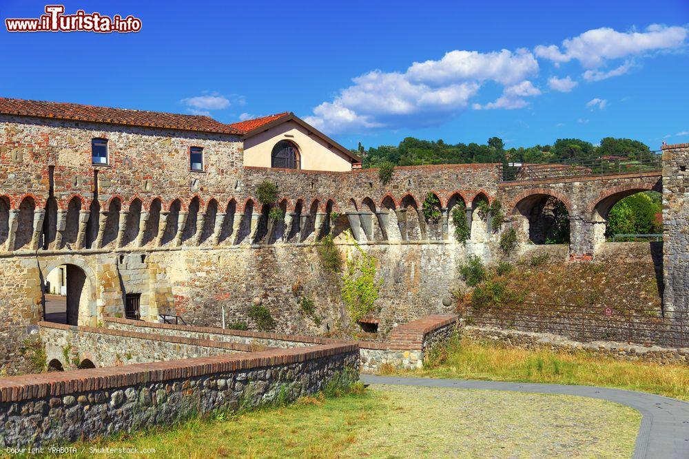 Immagine La fortezza Firmafede sulle colline di Sarzana, La Spezia, Liguria. Venne edificata inizialmente nel 1249 con la cinta muraria della città grazie all'aiuto dei pisani alleati. Nel 1324 Castruccio Castracani apportò numerose modifiche ai suoi sistemi difensivi - © YRABOTA / Shutterstock.com