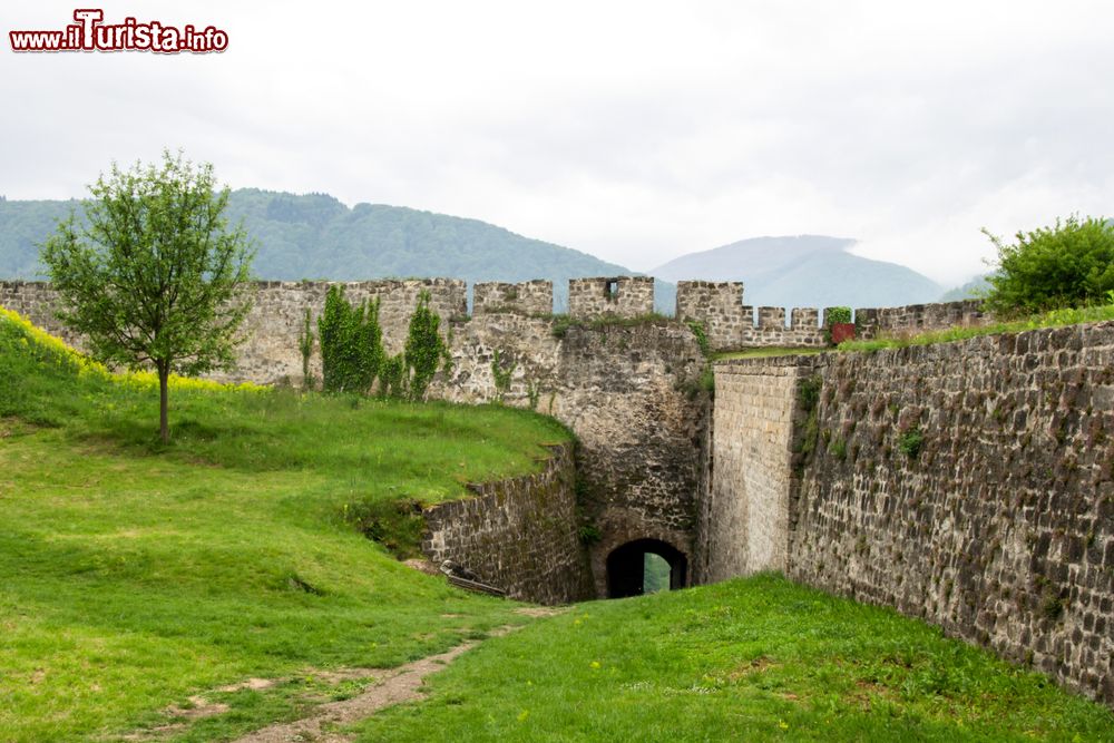 Immagine La fortezza medievale di Jajce con le lunga mura difensive e la cittadella, Bosnia e Erzegovina.