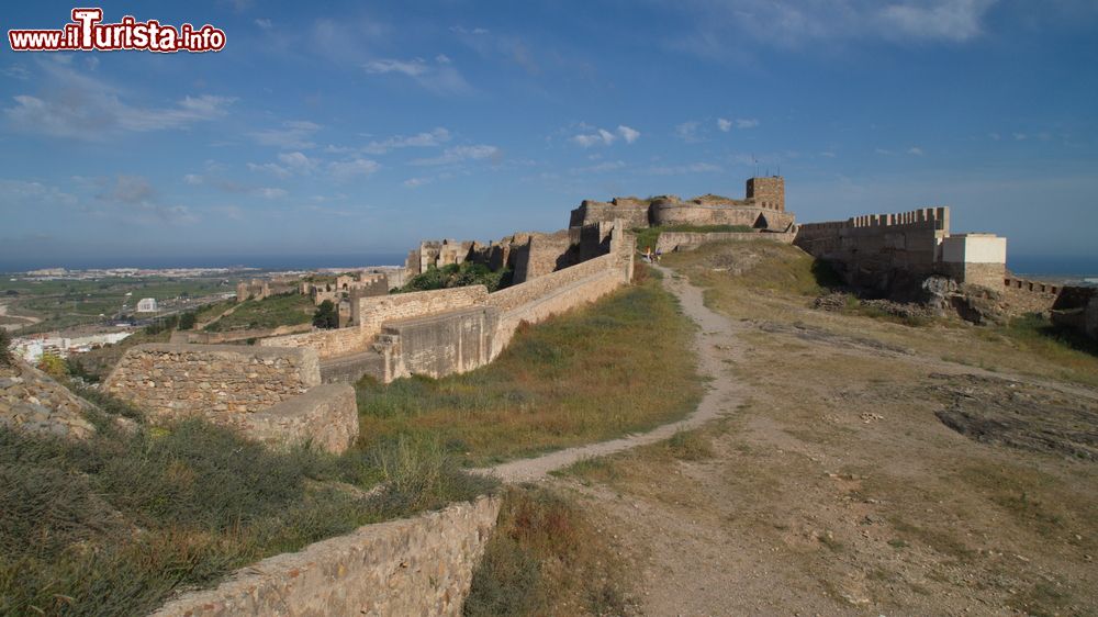 Immagine La fortezza romana di Sagunto, Valencia, Sagunto, con un tratto di mura.