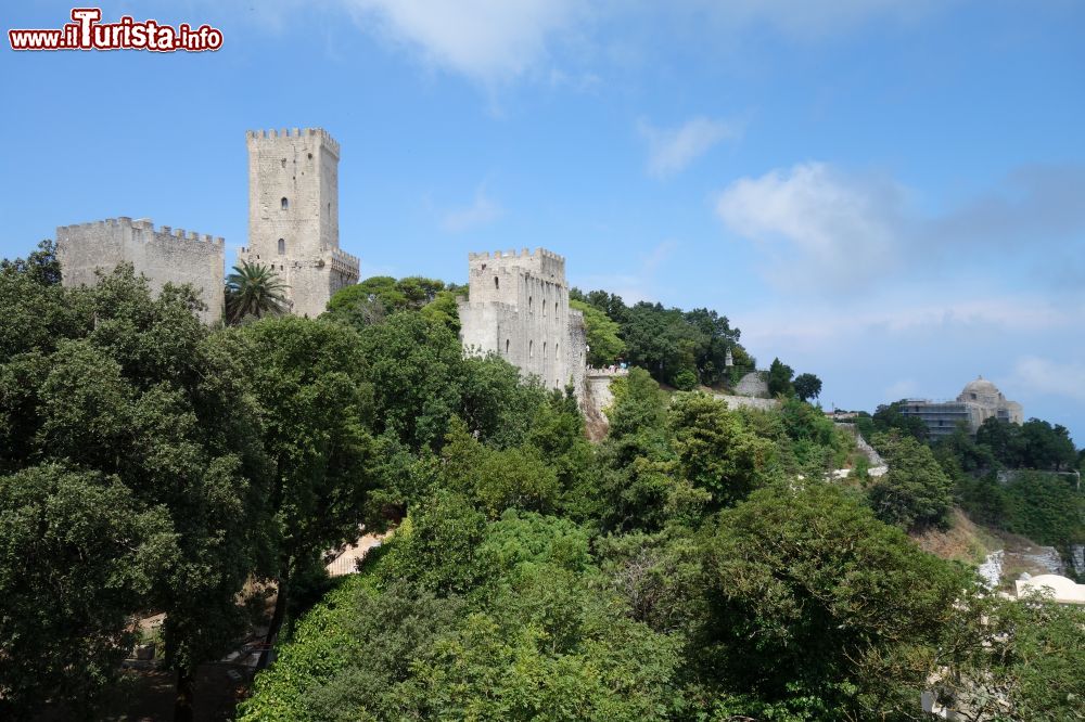 Immagine La fortezza turrita di Erice, borgo abbarbicato sulle alture della Sicilia.