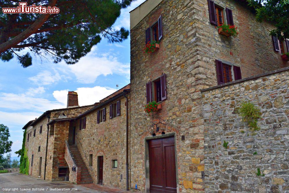 Immagine La fortificazione di Gabbiano a San Casciano in Val di Pesa, provincia di Firenze (Toscana). Esternamente si presenta come un blocco quadrangolare con 4 torri cilindriche agli angoli - © Simona Bottone / Shutterstock.com