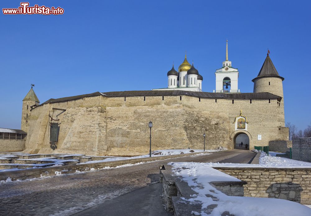 Immagine La fortificazione medievale con la cattedrale della Trinità in inverno a Pskov, Russia. All'interno della chiesa sono custodite le spoglie dei santi principi Vsevolod e Dovmont.