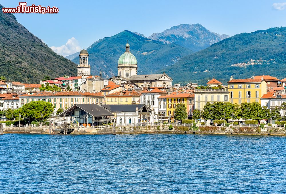 Immagine La frazione di Intra, Verbania, vista dal lago Maggiore in una giornata di sole (Piemonte).