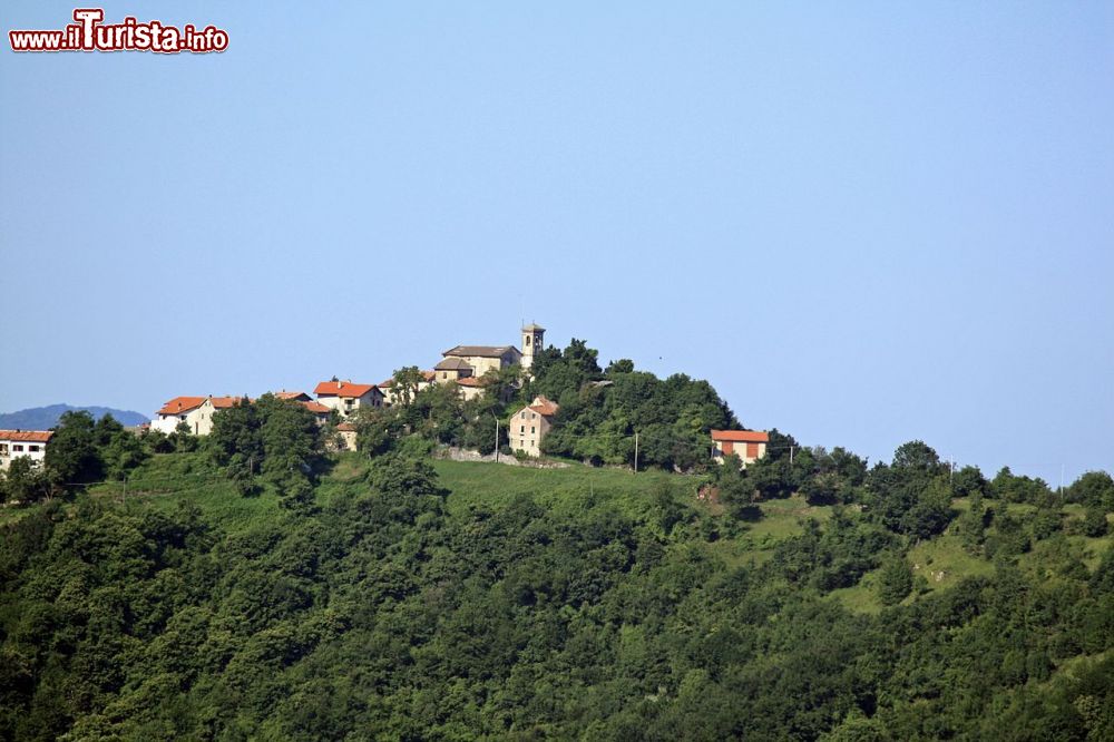 Immagine La frazione di Montecanne a Isola Cantone in Liguria, al confine con il Piemonte - © Andre86, Wikipedia