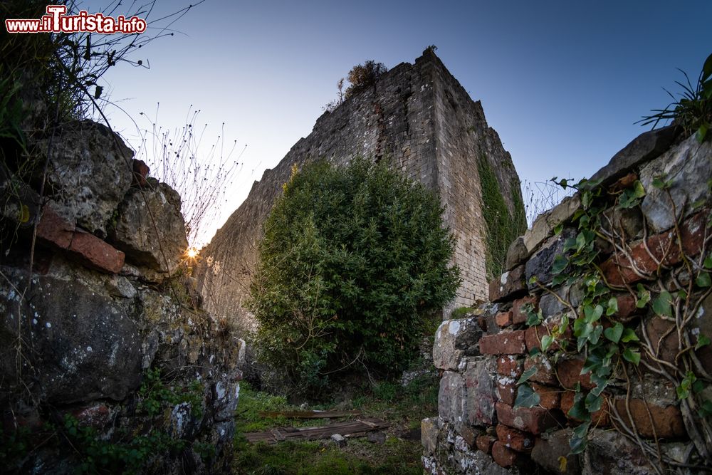 Immagine La frazione di Ripafratta e la Fortezza San Paolino sulle rive del Serchio a San Giuliano Terme