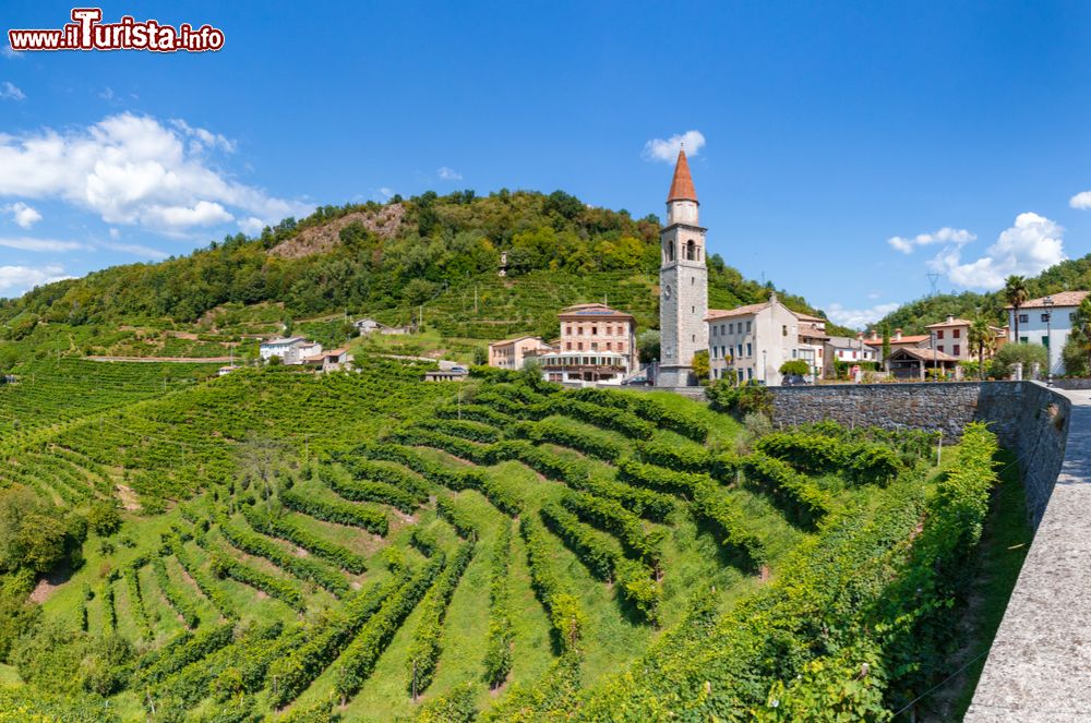 Immagine La frazione di Rolle circondata dali i vigneti di prosecco a Cison di Valmarino, in Veneto