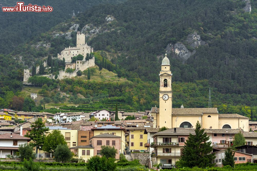 Immagine La frazione di Sabbionara. Sullo sfondo il Castello di Avio in Trentino