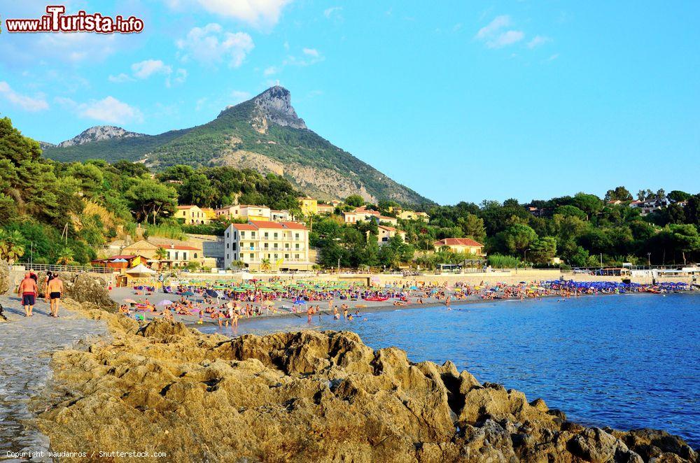 Immagine La frazione Fiumicello di Maratea e la celebre spiaggia sul Tirreno - © maudanros / Shutterstock.com