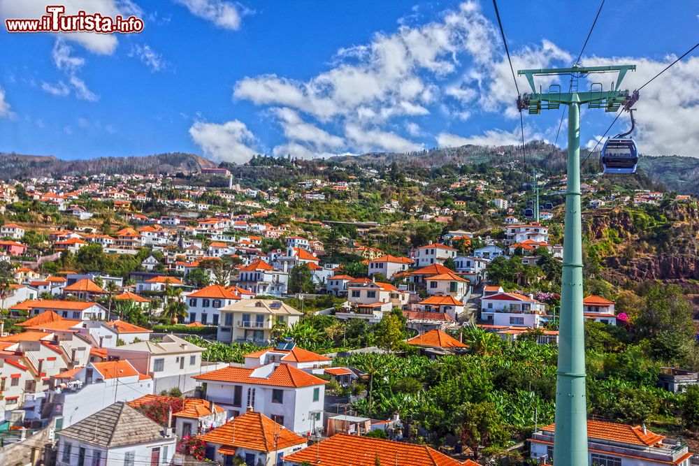 Immagine La funicolare di Funchal (Madeira) trasporta ogni giorno locali e turisti su e giù per le colline della città.