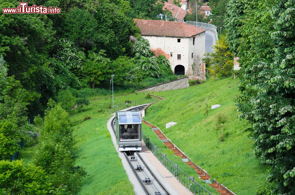 Immagine L'impianto funicolare di Mondovì collega la parte bassa con la città alta del borgo del Piemonte, Italia.