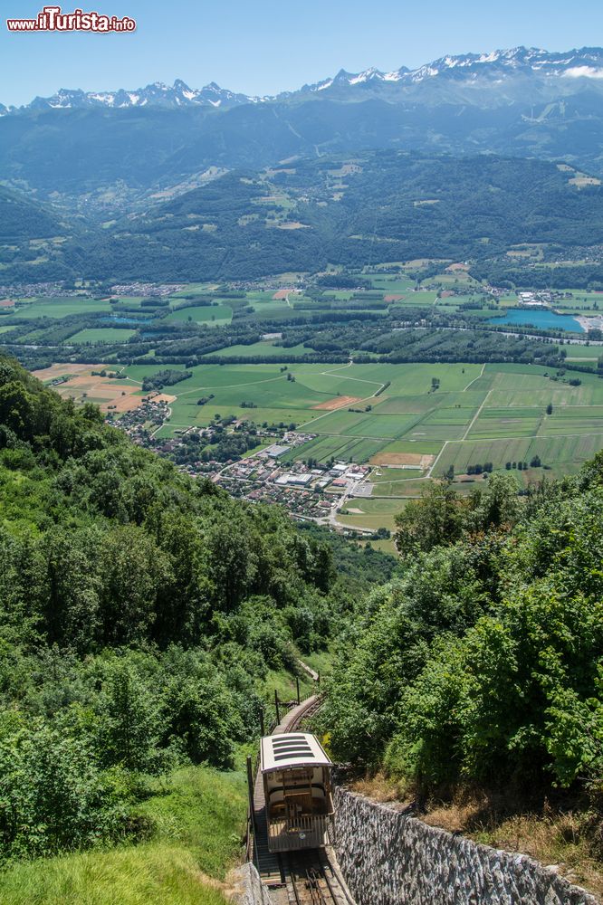Immagine La funicolare di Saint Hilaire du Touvet, Francia. In basso, il villaggio dell'Isère.