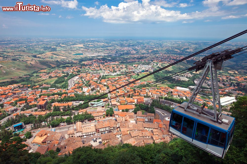 Immagine La funivia che collega il villaggio di San Marino a Borgo Maggiore, Repubblica di San Marino. Inaugurata nel 1959, è stata rimodernizzata negli anni Novanta ed è uno dei mezzi di trasporto più utilizzati soprattutto dai turisti per raggiungere il cuore della capitale sammarinese.
