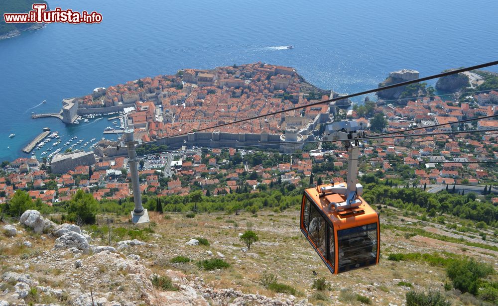 Immagine La funivia di Dubrovnik (Croazia) collega la città vecchia con la cima del Monte Srd.