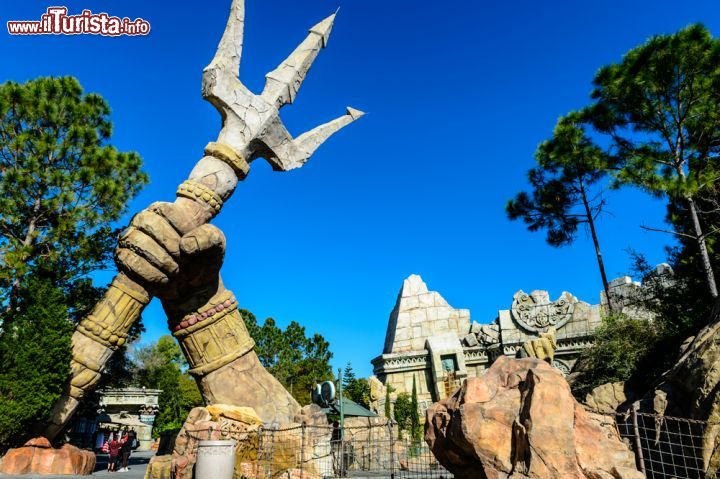 Immagine La furia di Poseidone al parco Island of Adventure di Orlando, Florida - Il tridente di Poseidone, dio del mare e dei terremoti della mitologia greca, al parco tematico di Orlando © Hattanas Kumchai / Shutterstock.com