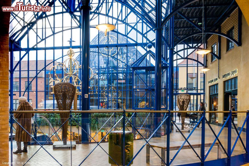 Immagine La galleria blu con le arcate di vetro e i negozi a Hillerod, Danimarca - © Stig Alenas / Shutterstock.com