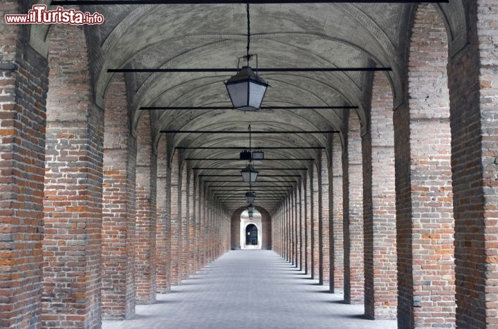 Immagine La Galleria degli Antichi in prospettiva - La Galleria degli Antichi, detta anche Corridor Grande fu edificata nel XVI secolo per ospitare le numerose collezioni di marmi antichi, opere d'arte di varia natura e i trofei di caccia del duca. Con i suoi 96 metri, l'imponente Galleria degli Antichi è la terza galleria più lunga d'Italia - © Claudio Giovanni Colombo / Shutterstock.com