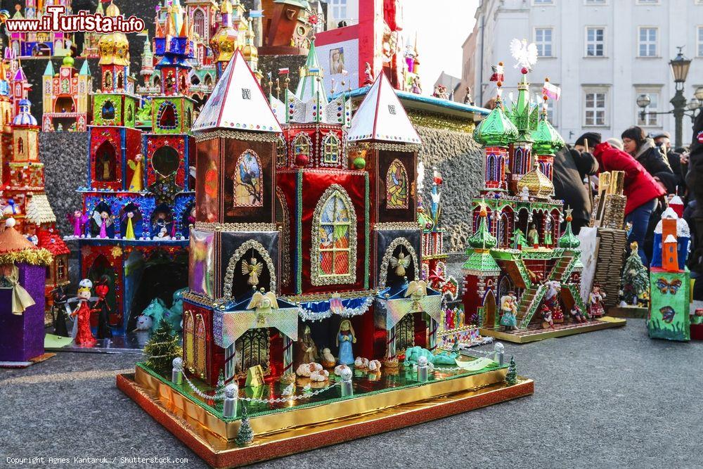 Immagine La gara dei Presepi a Cracovia, nella piazza del Mercato. Per tradizione si svolge il primo giovedì di dicembre, sotto al monumento al poeta Adamo Mickiewicz - © Agnes Kantaruk / Shutterstock.com