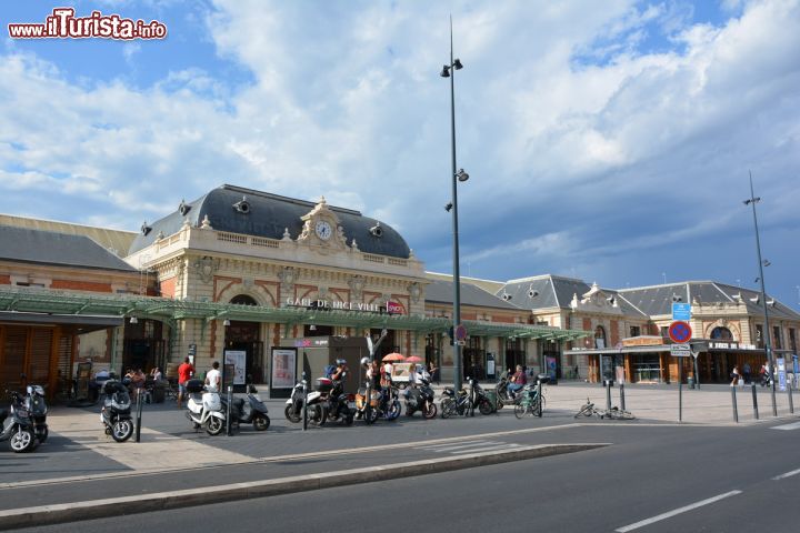 Immagine La Gare de Ville, la stazione di Nizza, Francia. La bella facciata della stazione ferroviaria di Nizza situata lungo la linea Marsiglia-Ventimiglia. E' la principale "gare" passeggeri del Dipartimento delle Alpi Marittime.
