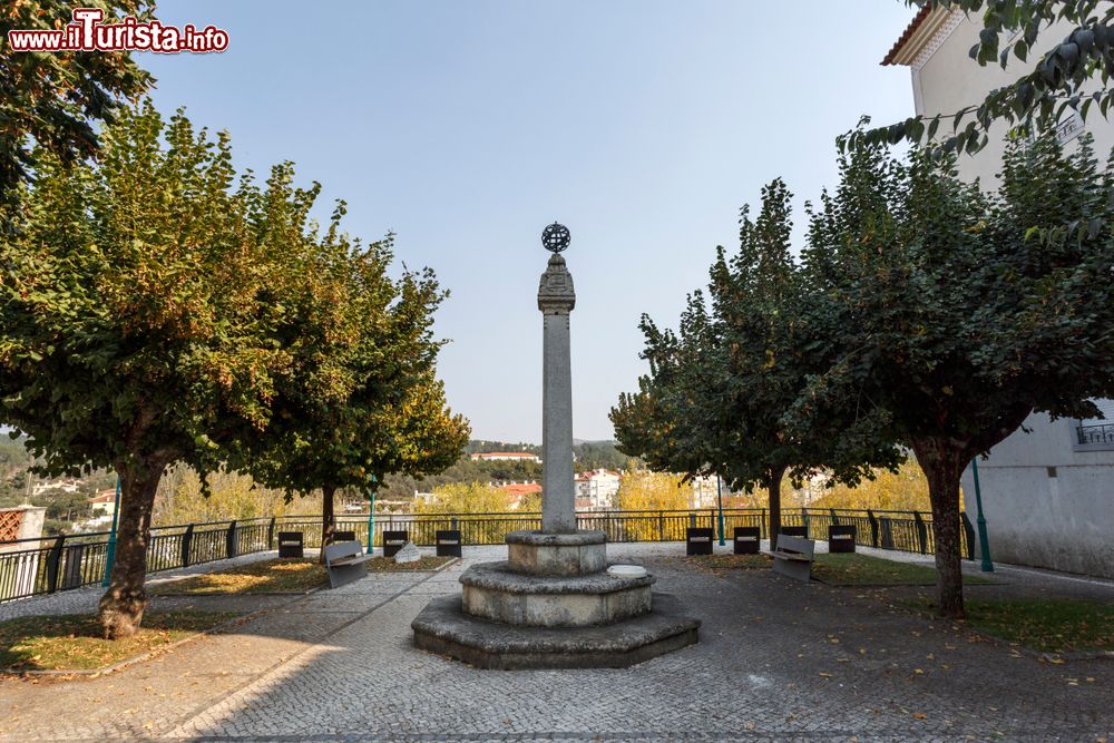 Immagine La gogna di Serta, Portogallo, costruita in pietra nel 1521. Situata nel centro del villaggio e realizzata con elementi in stile manuelino, in realtà non venne mai utilizzata come forca.