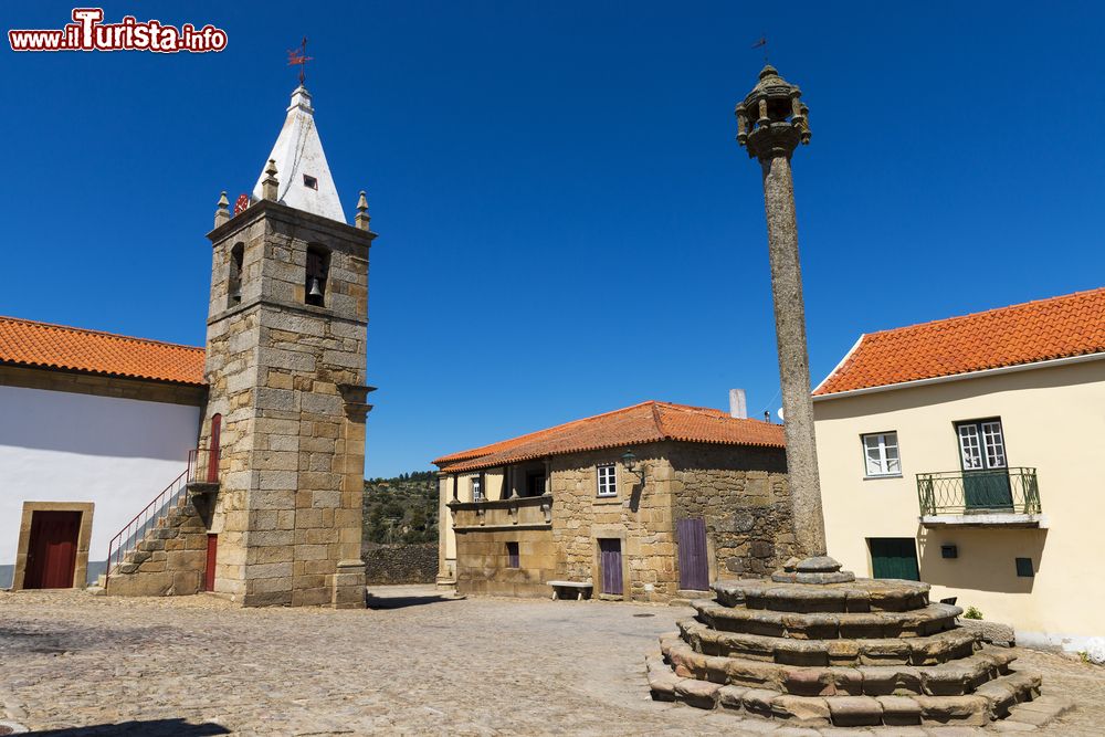 Immagine La gogna in pietra nella piazza principale di Castelo Mendo, Portogallo.