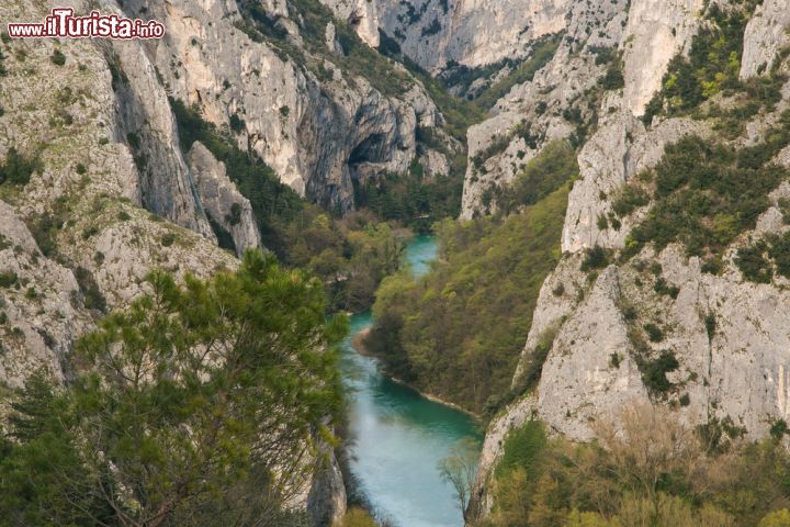 Immagine La gola del Furlo si trova vicino a Acqualagna (Marche) ed è formata dal fiume Candigliano