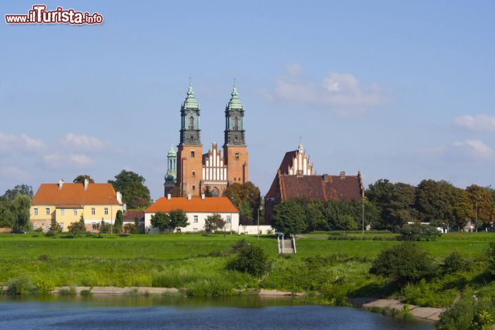 Immagine Architettura gotica della cattedrale di Poznan, Polonia - Imponente e maestosa, la cattedrale dei Santi Pietro e Paolo si innalza sull'isola di Ostrow Tumski© Bartosz Turek / Shutterstock.com