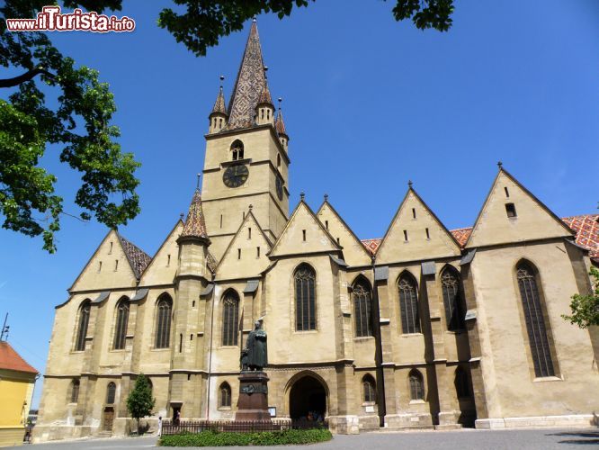 Immagine Chiesa Evangelica di Sibiu, Romania - Uno scorcio panoramico dell'imponente cattedrale di Sibiu, bell'edificio gotico con la torre campanaria fra le più alte della Transilvania  © Cristian Gusa / Shutterstock.com