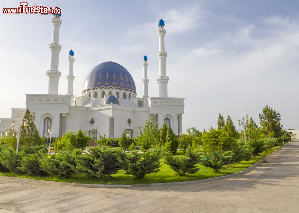Immagine La Grand Mosque di Mary, Ashgabat, Turkmenistan. Costruita fra il 2001 e il 2009, è celebre per i suoi 4 minareti e per la cupola azzurra.