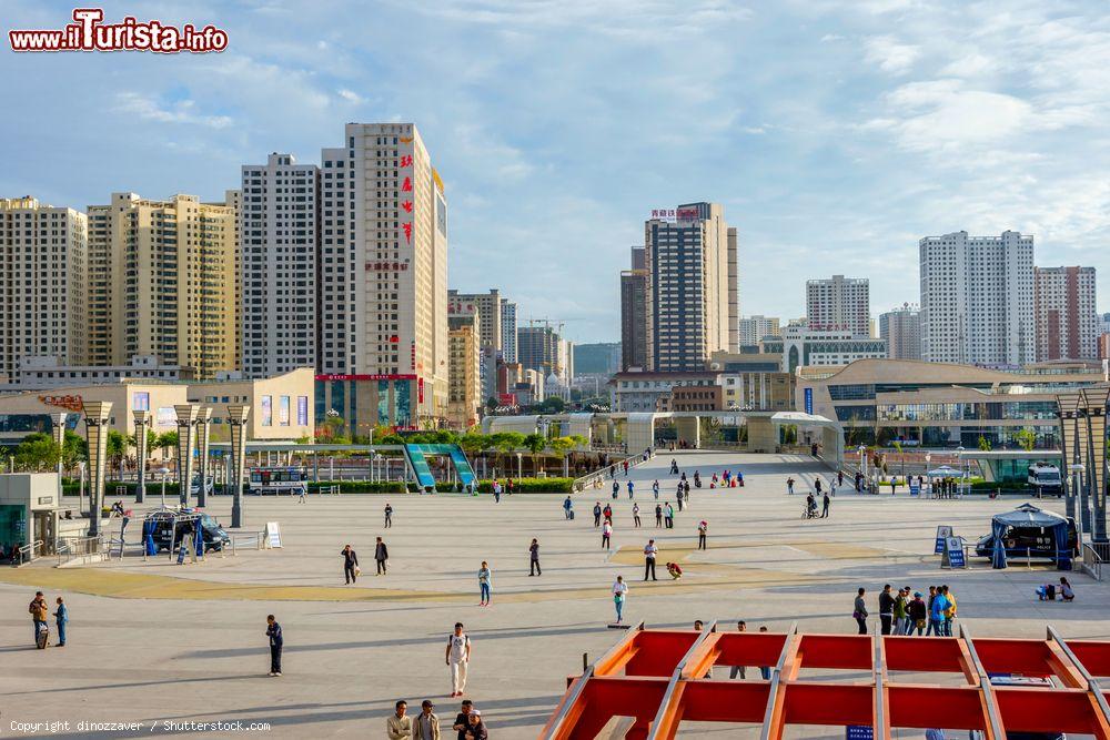 Immagine La grande èiazza davanti alla stazione ferroviaria di Xining in CIna - © dinozzaver / Shutterstock.com