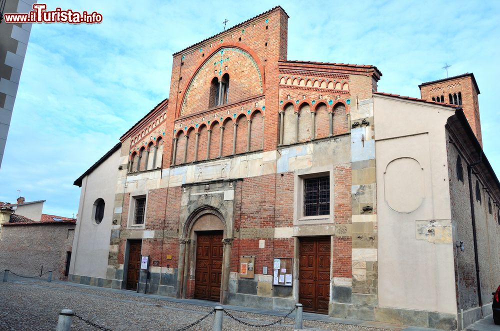 Immagine La grande Chiesa di San Pietro a Cherasco vicino a Cuneo in Piemonte