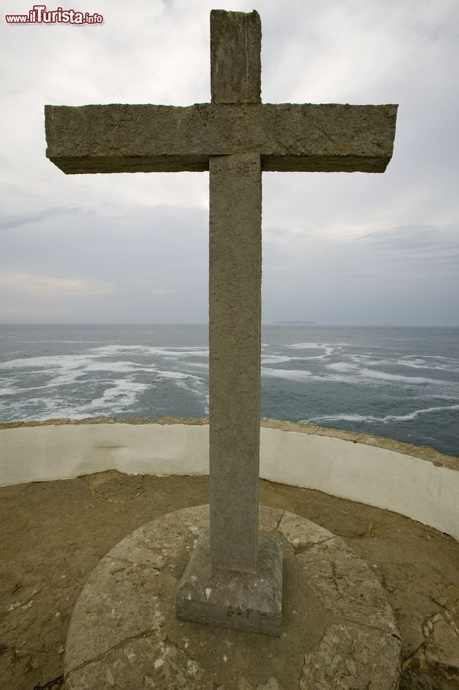 Immagine La grande croce a Cruz do Remedios nei pressi di Peniche, Portogallo.