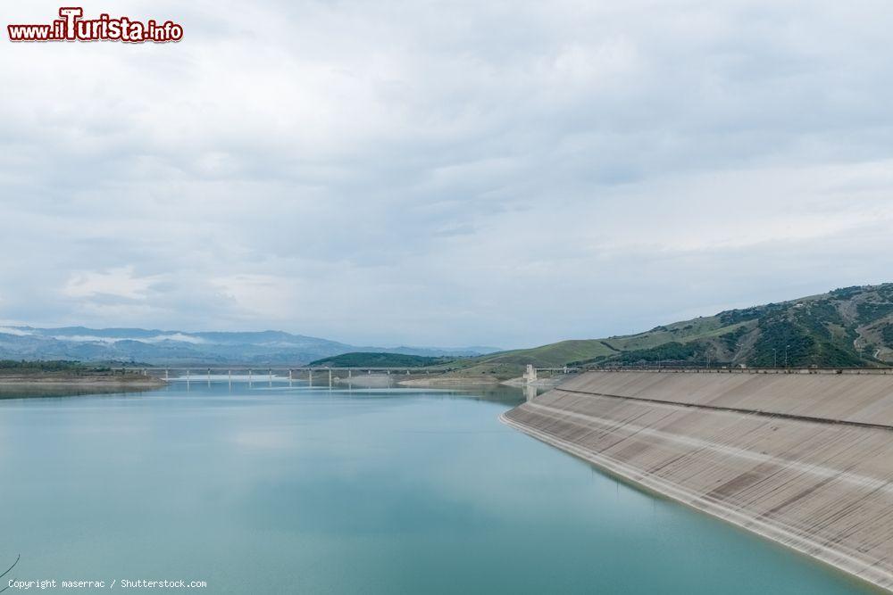 Immagine La grande diga di Monte Cotugno una delle grandi opere idrauliche della Basilicata. - © maserrac / Shutterstock.com