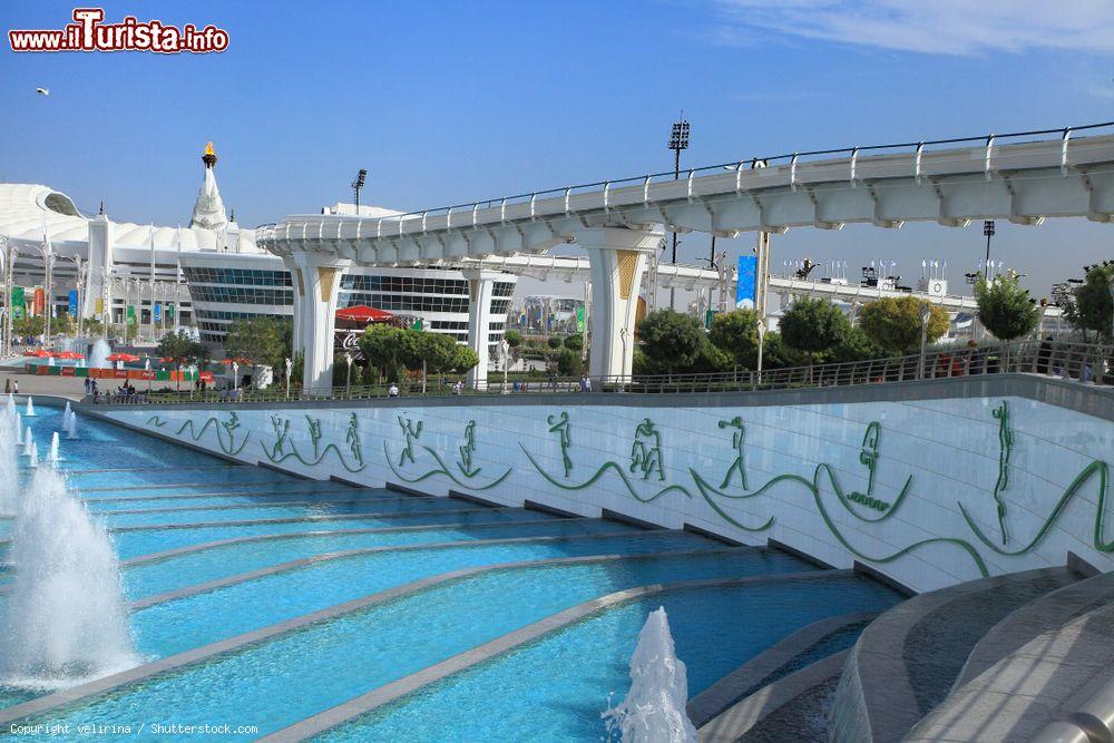 Immagine La grande fontana a gradini nel centro sportivo di Ashgabat, Turkmenistan - © velirina / Shutterstock.com