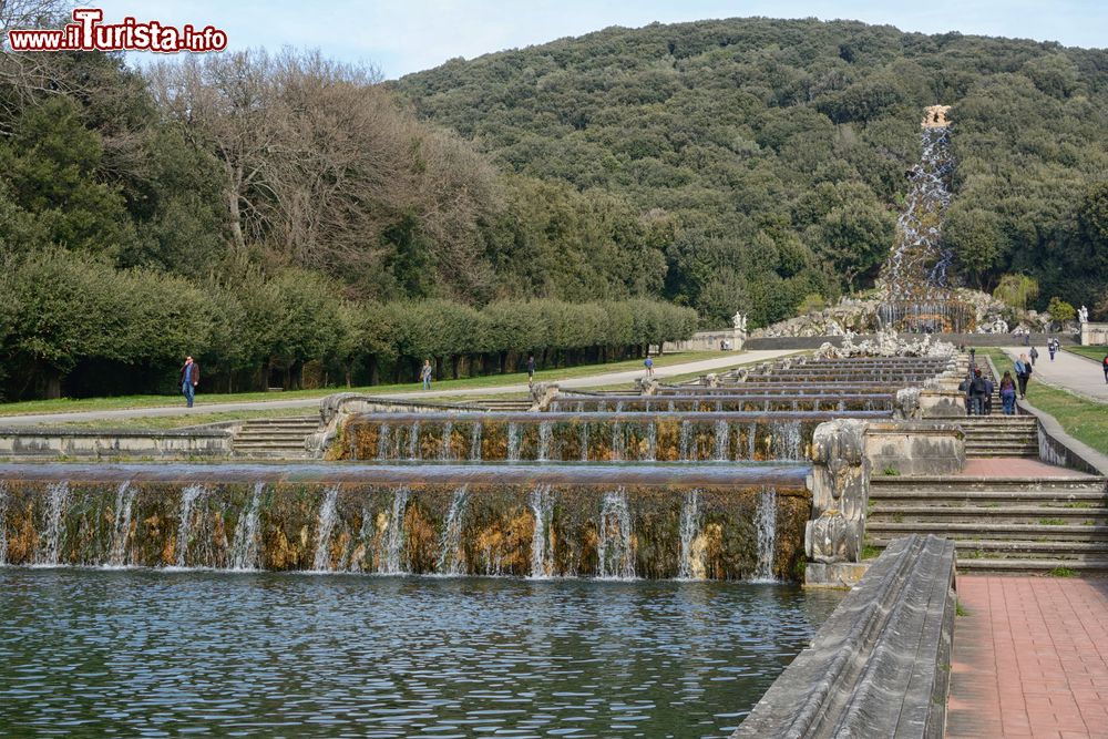 Immagine La grande fontana nel parco della Reggia di Caserta, Campania, Italia. Progettato nella seconda metà del XVIII° secolo dall'architetto Vanvitelli per volere di Carlo di Borbone, il parco si sviluppa per 122 ettari ed è diviso in due parti. Qui il suggestivo alternarsi di bacini e vasche ornate da statue.