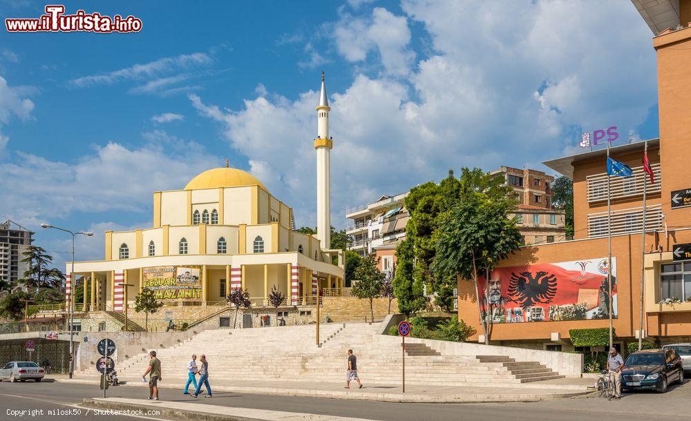 Immagine La grande moschea di Durazzo, seconda città dell'Albania. Edificata sulle rovine di un'antica basilica medievale, la moschea di Fatih si affaccia sulla piazza principale della città ed è uno dei primi edifici costruiti dopo l'invasione ottomana - © milosk50 / Shutterstock.com