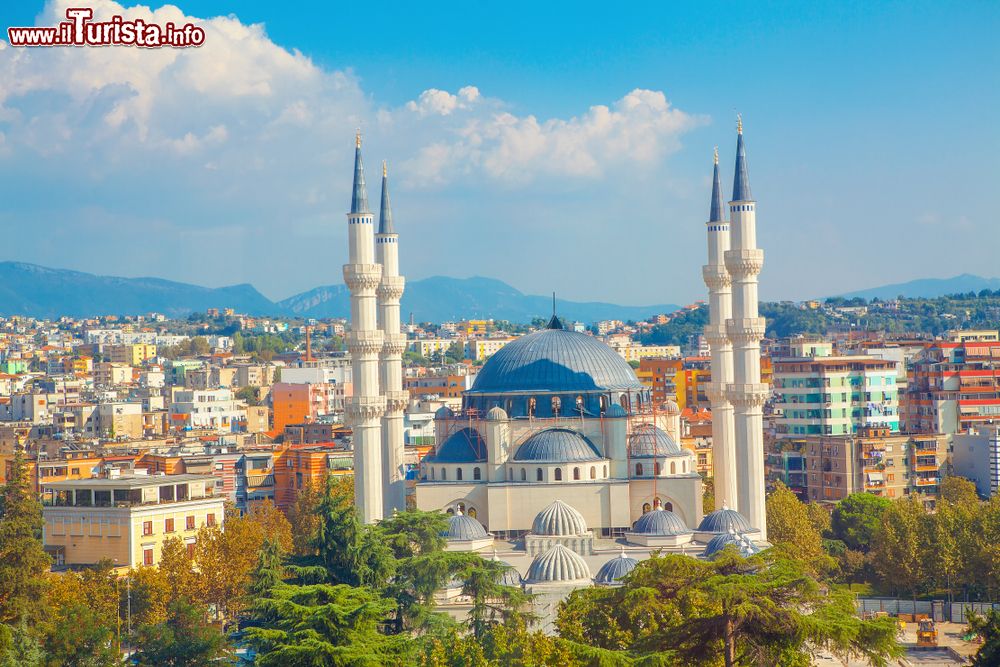 Immagine La grande moschea di Tirana, Albania. I 4 minareti s'innalzano per 50 metri.