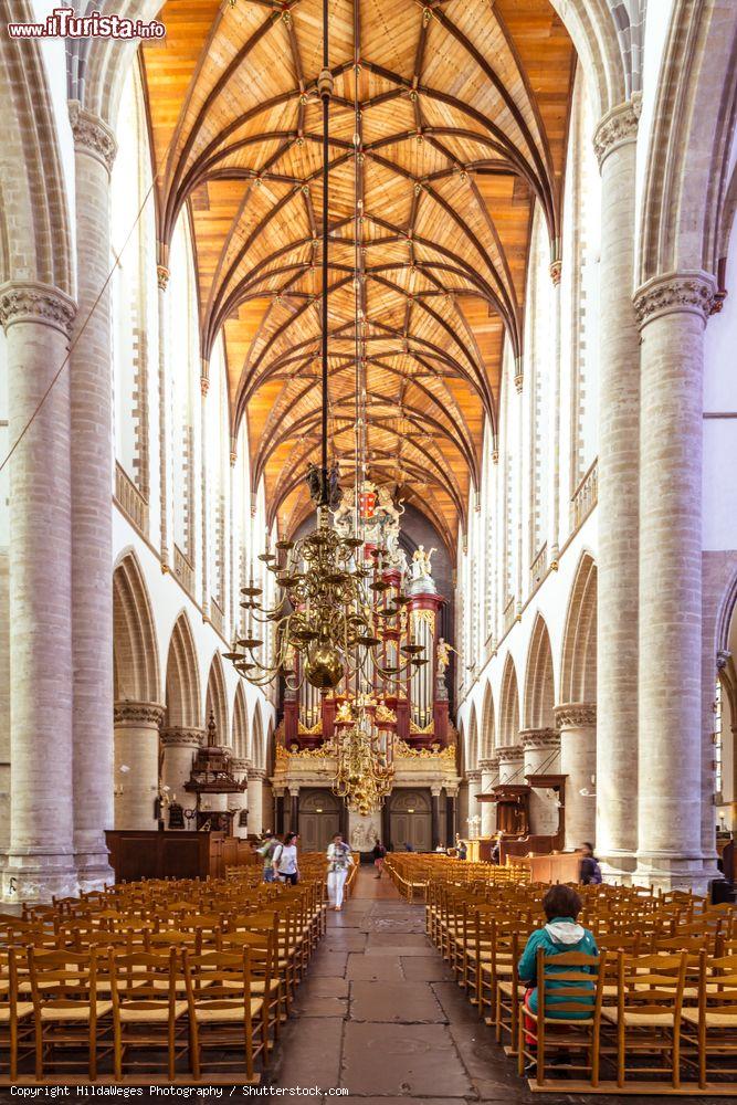 Immagine La grande navata centrale della cattedrale di San Bavone a Haarlem, Olanda. Sullo sfondo, l'organo Christiaan Muller con decorazioni in stucco - © HildaWeges Photography / Shutterstock.com