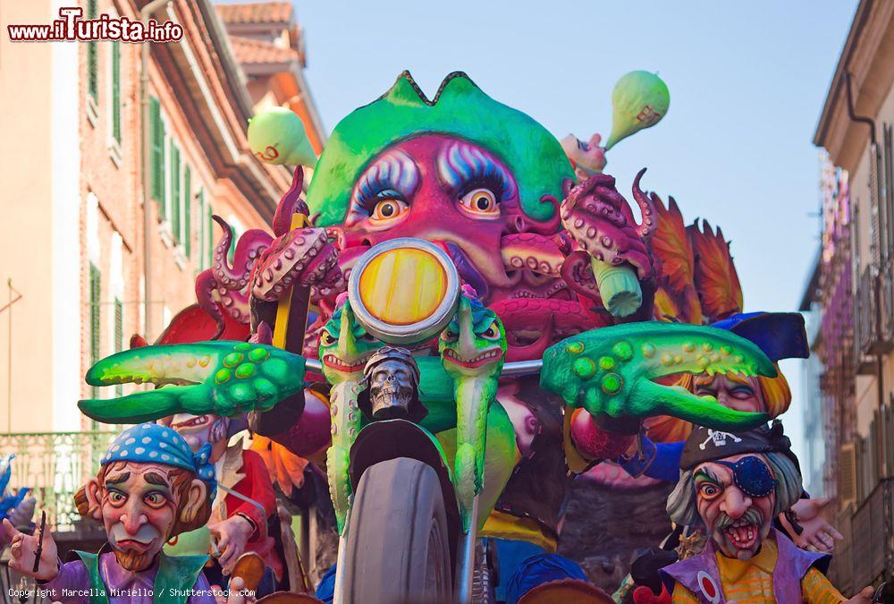 Immagine La grande parata di carri allegorici del Carnevale di Chivasso in Piemonte - © Marcella Miriello / Shutterstock.com