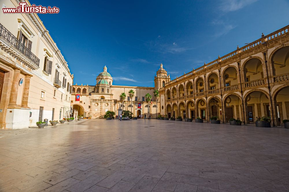 Immagine La grande Piazza della Repubblica in centro a Mazara del Vallo in Sicilia