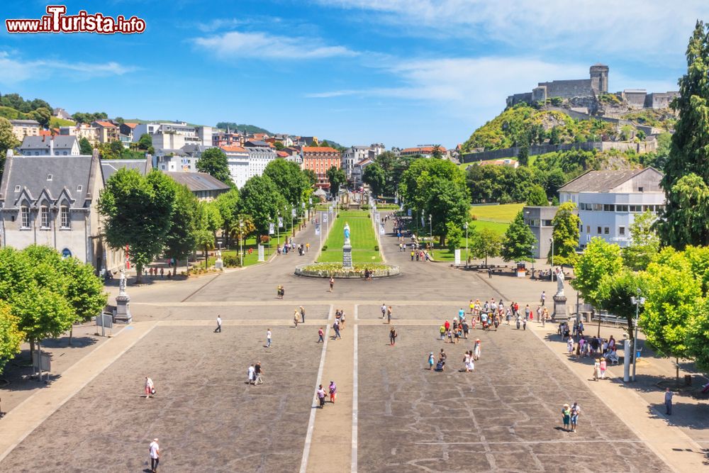Immagine La grande piazza di fronte al santuario di Nostra Signora a Lourdes, Francia, in estate. Dopo Roma, è la prima città di pellegrinaggio d'Europa.