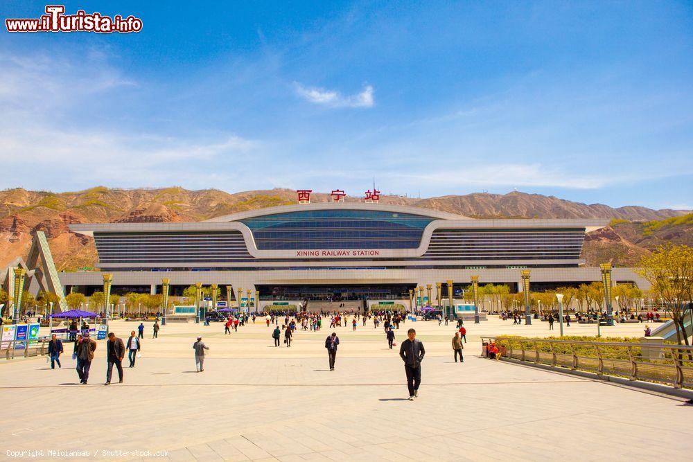 Immagine La grande piazza di Xining di fronte alle stazione ferroviaria in città - © Meiqianbao / Shutterstock.com