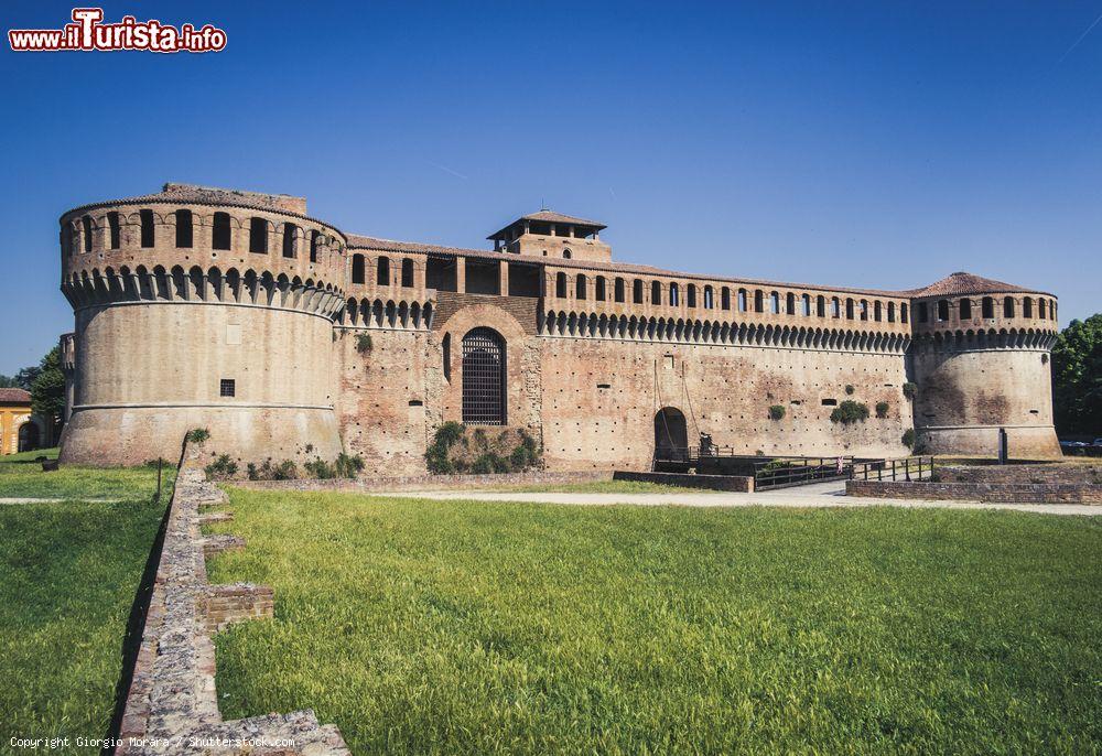 Immagine La grande Rocca Sforzesca di Imola, una delle attrazioni da non perdere della città della Romagna - © Giorgio Morara / Shutterstock.com