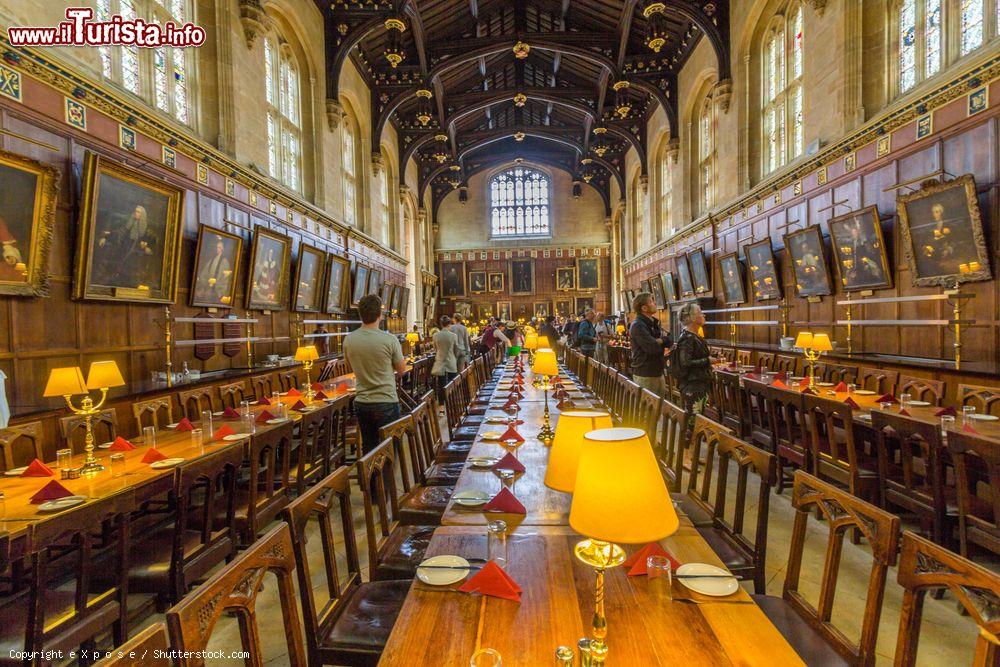 Immagine La grande sala della Christ Church dell'Università di Oxford, Inghilterra. Ogni giorno, la comunità accademica si ritrova qui per pranzare - © e X p o s e / Shutterstock.com