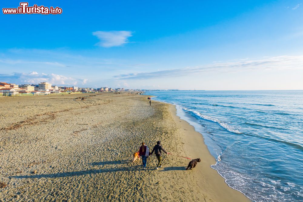 Immagine La grande spiaggia a Lido di Camiore in Versilia, costa nord-occidentale della Toscana