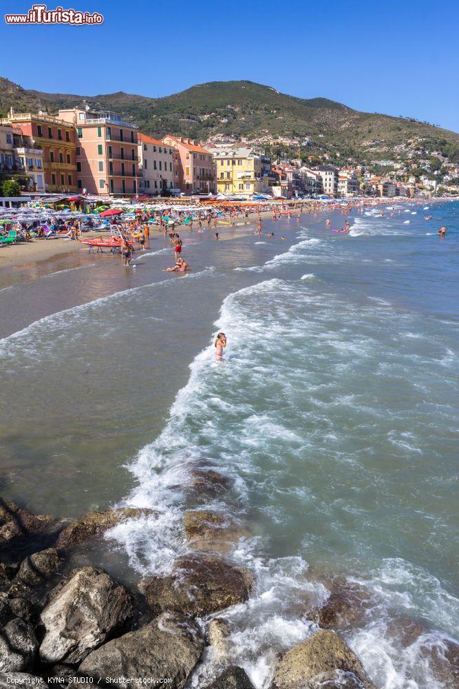 Immagine La grande spiaggia di Alassio in Liguria, fotografata durante la stagione estiva, riviera di Ponente. - © KYNA STUDIO / Shutterstock.com