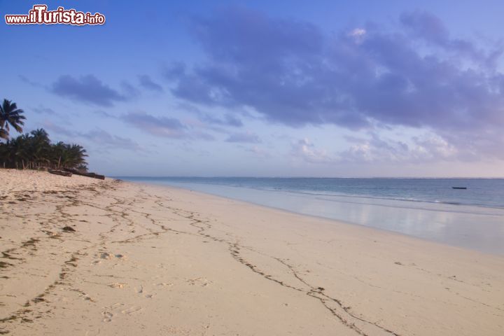 Immagine L'alba sulla spiaggia di Diani Beach, Kenya - i colori dell'Africa sono sempre indimenticabili ma ancora di più lo sono all'alba e al tramonto, come possiamo vedere in questa bella fotografia della spiaggia di Diani Beach, anche detta "la perla del Kenya". Qui natura e modernità si fondono in uno splendido connubio dalle tante sfumature: resort di lusso, locali notturni ma anche palmeti, natura e delle simpatiche scimmie chiamate Colobi che attraversano le strade indisturbati e indifferenti ai turisti.- © Wansfordphoto / Shutterstock.com