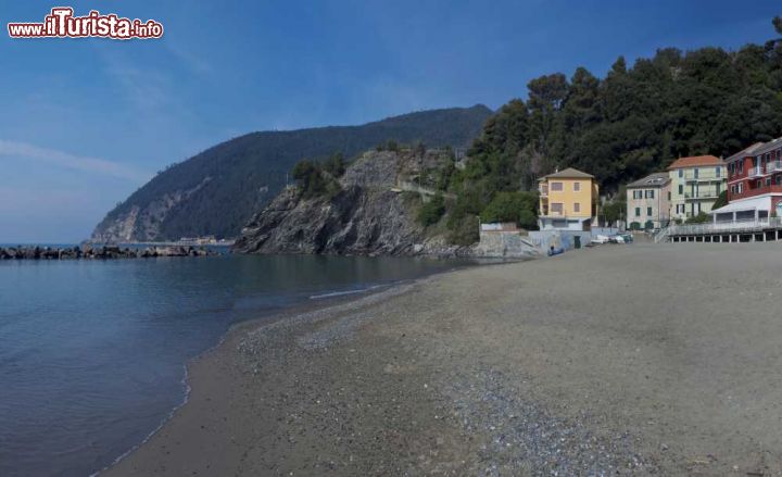 Immagine La grande spiaggia di Moneglia sulla riviera ligure di Levante. E' protetta con scogli artificiali che limitano l'erosione delle onde