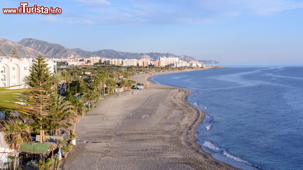 Immagine La grande spiaggia di Nerja, Playa El Playazo in Andalusia, Spagna