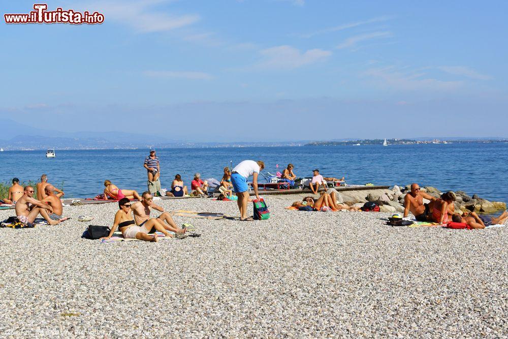 Immagine La grande spiaggia libera di Padenghe sul Garda fotografata in estate, Lombardia - © Massimiliano Pieraccini / Shutterstock.com