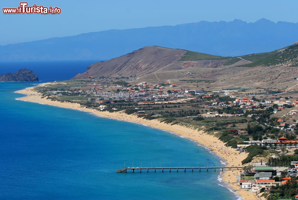 Immagine La grande spiaggia di Porto Santo misura quasi 9 km e si estende lungo la costa orientale dell'isola portoghese.